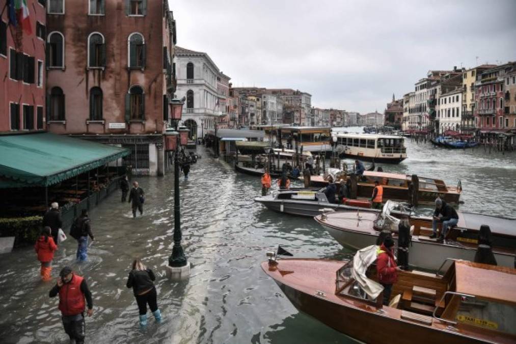 Venecia se despertó atónita este miércoles tras una 'Acqua alta' (marea alta), de excepcional magnitud, que causó importantes daños mientras se anuncian varios episodios del mismo tipo durante los próximos días.