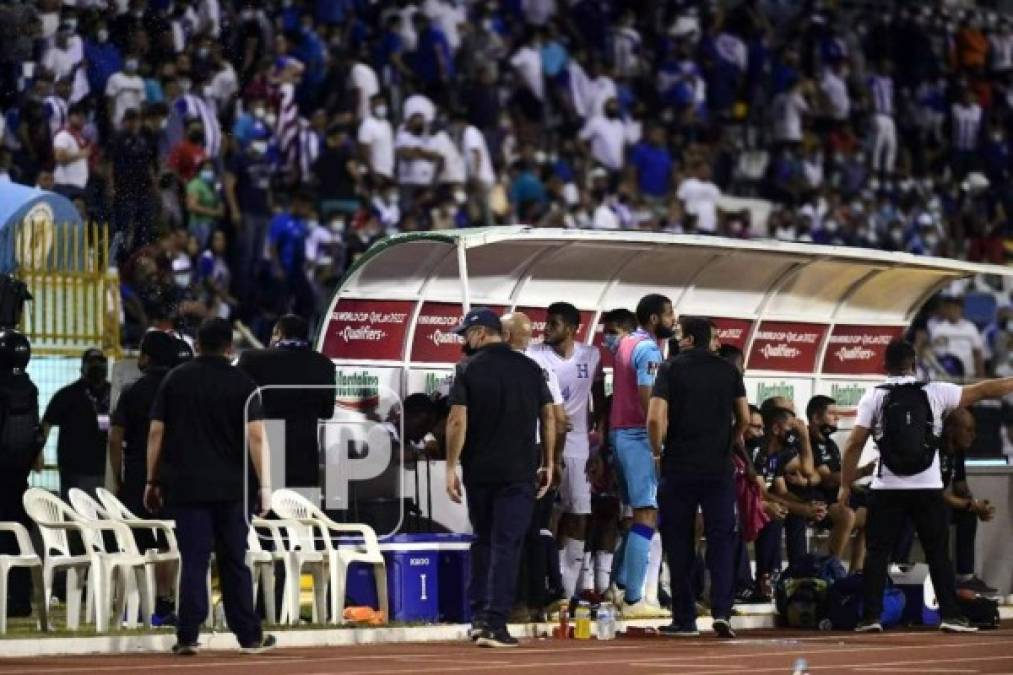 La afición tampoco estaba feliz y mostró su enfado lanzando objetos a la cancha y miembros de la Selección. También pidieron la salida del entrenador gritando 'fuera Coito, fuera Coito'.