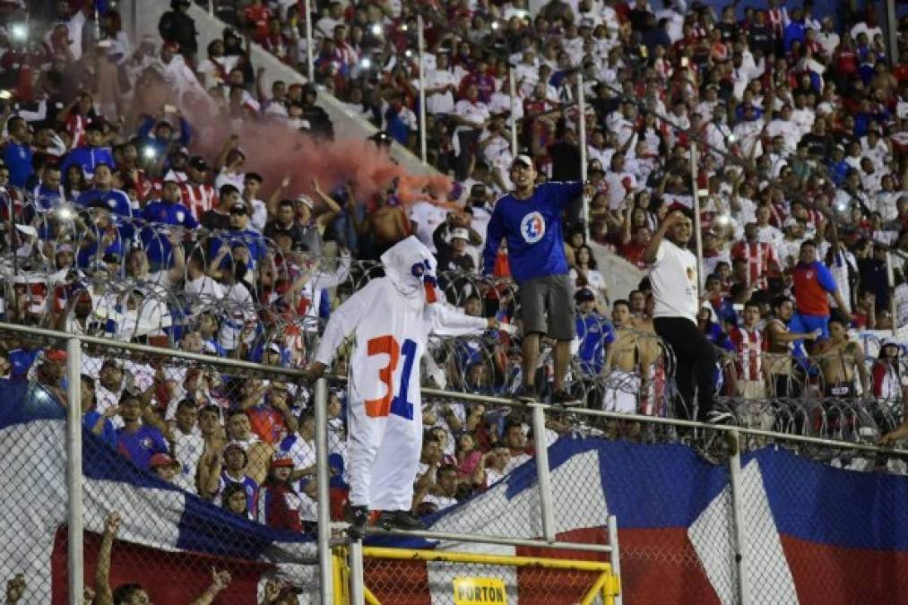 Un aficionado del Olimpia se disfrazó con el fantasma de la 31, pero al parecer ya no usará este traje. Por fin, el León tiene su Copa.