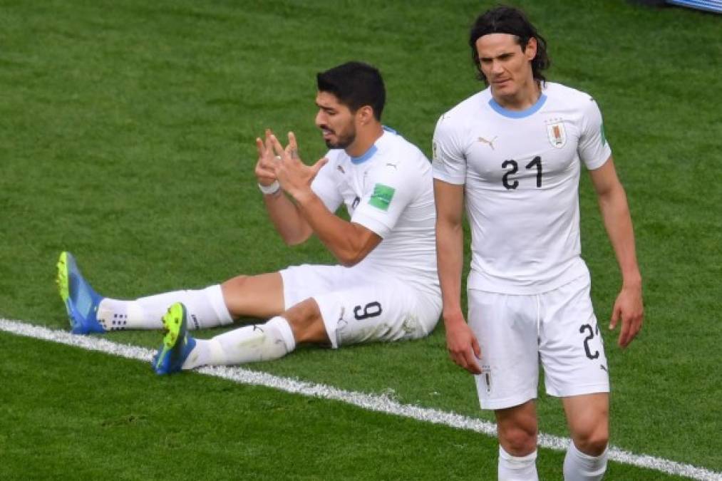 Luis Suárez y Edinson Cavani reflejan en su cara la frustración de no anotar. Su compañero José María Giménez los salvó. Foto AFP