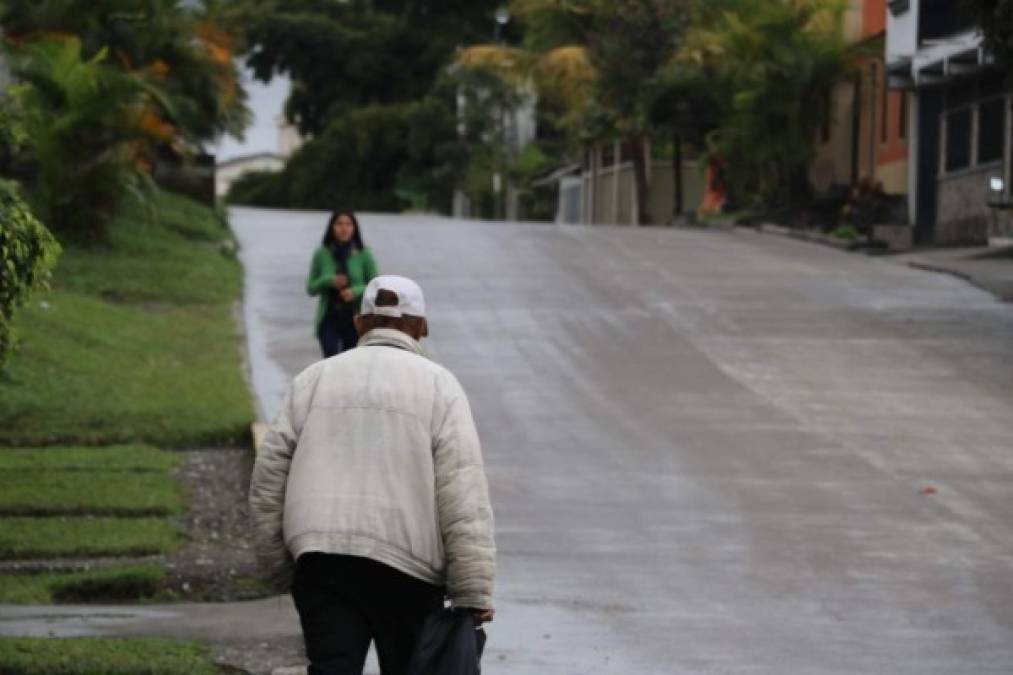 Se espera que en las próximas horas, a medida que la masa de aire frío avance sobre Honduras y Guatemala, las temperaturas desciendan hasta los 9 grados en la mayor parte del territorio y hasta de 6 grados centígrados en zonas como La Esperanza.<br/>