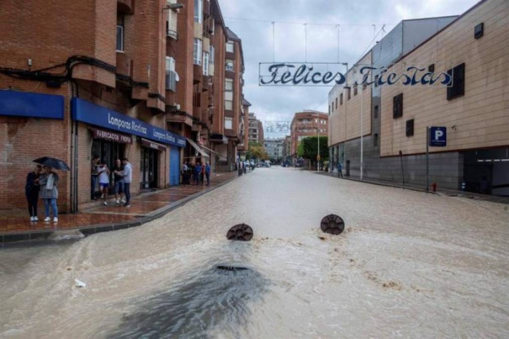 Más de 1,100 militares están desplegados en las provincias de Alicante y Murcia, las más afectadas por estas inundaciones, que han obligado a evacuar a unos 3,500 personas, mientras el temporal avanza hacia el centro del país.