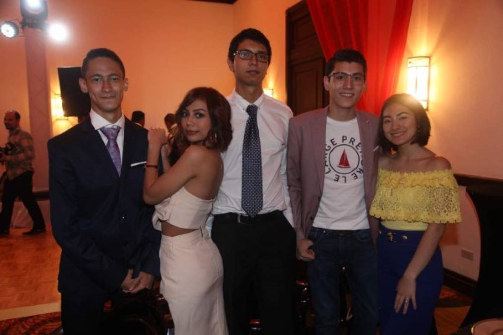 Marcelo Molina, Rebecca Jeón, Leonidas Romero, Edwin Ramírez y Ashley Rodríguez.