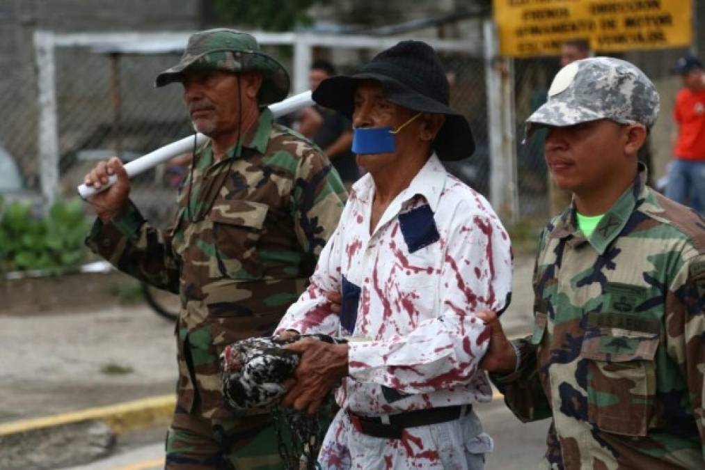 Con boca tapada en señal de protesta, estos trabajadores marcharon por las calles de San Pedro Sula conmemorando su día.