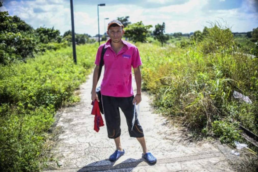 Efraín Cruz posa en el poblado de Niltepec, en el sureño estado de Oaxaca. El joven migrante no quiere quedarse en Estados Unidos, su sueño es establecerse en Canadá.