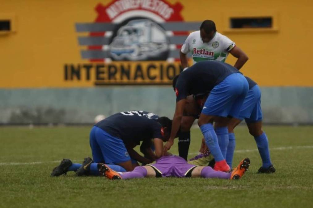 Jonathan Rougier dio el susto del partido en Olancho. El portero argentino del Motagua sufrió un golpe en una acción y cayó desplomado al campo. Sus compañeros rápido lo asistieron y luego llegaron los médicos del equipo. Por fortuna, todo quedó en un susto.