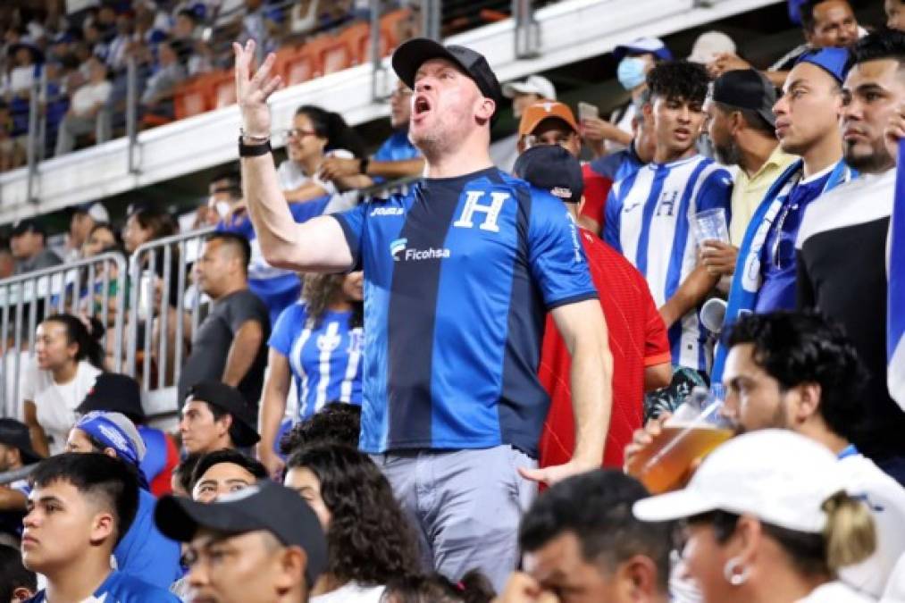 Un aficionado 'gringo' con la camiseta de Honduras enfundada reclamando en las gradas del estadio.