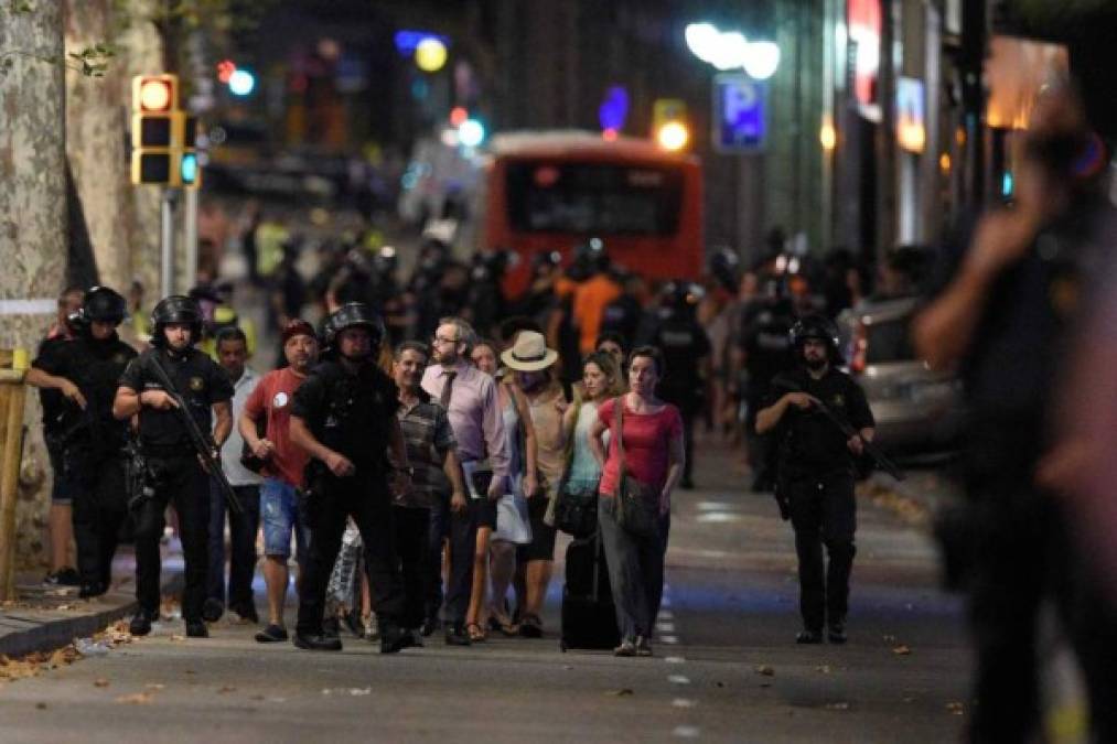 Hondureños residentes en Barcelona expresaron a través de las redes sociales los momentos de pánico vividos esta tarde en las Ramblas, luego de que una furgoneta embistiera a una multitud de turistas dejando 13 personas muertas y unas 100 heridas, en uno de los ataques terroristas más letales en España. 'Fue horrible, doy gracias a Dios por guardarme. Con mi esposo trabajamos justo al lado de las Ramblas, (estuvimos) encerrados en el restaurante durante tres horas. Fue una pesadilla escuchar como lloraba y gritaba la gente', describió Morena Rodríguez a Diario La Prensa.