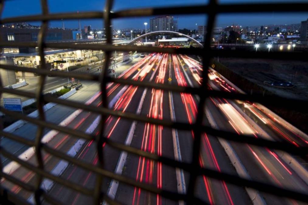 Dos fotográfos de la AFP iniciaron el proyecto en las ciudades de Tijuana y San Diego. La vista en esta imagen es de un puente peatonal en la ciudad de San Diego, California.