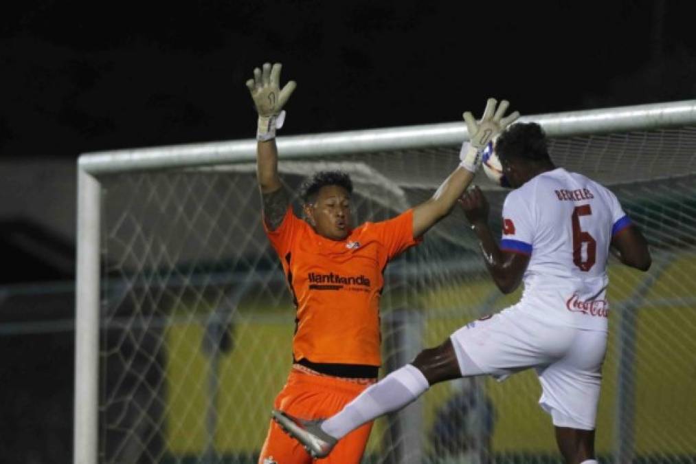 El momento exacto del cabezazo de Brayan Beckeles para vencer a Kevin Hernández y firmar así el definitivo 0-5 en El Progreso.