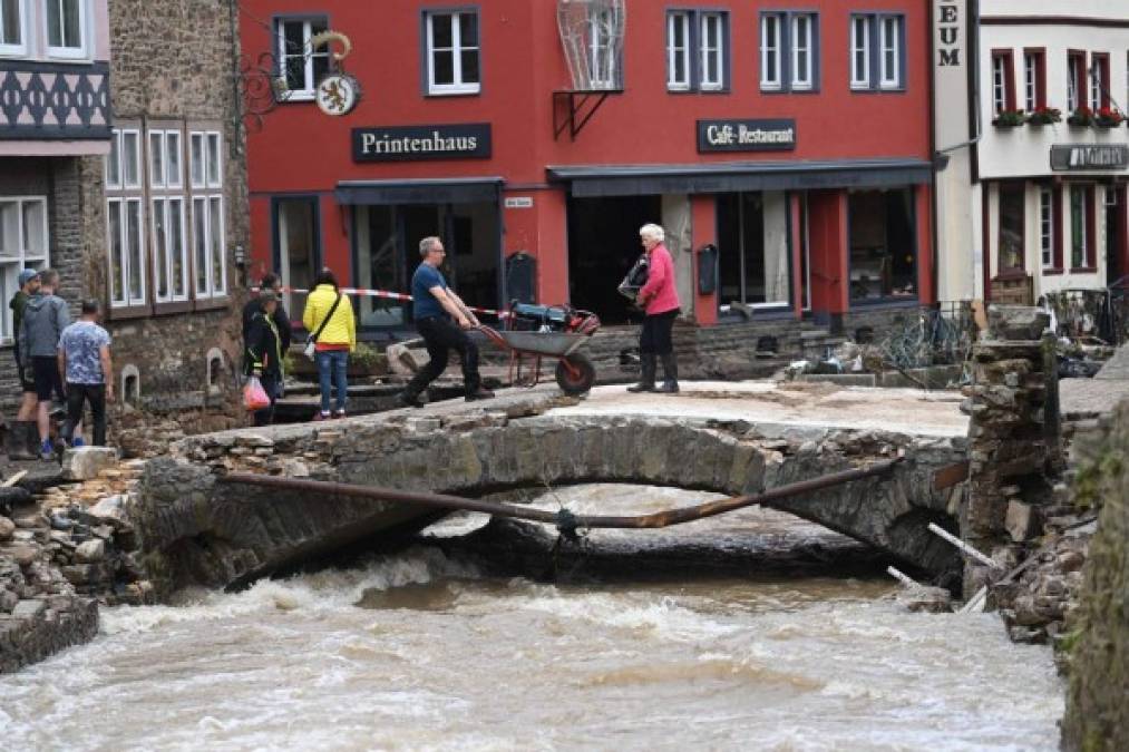 Cerca de 1,000 soldados fueron movilizados en Alemania para ayudar en las operaciones de rescate, evacuación y limpieza de las ciudades. También deben empezar las tareas de reparación de conductos de gas o de cable telefónico, inservibles en muchos lugares.