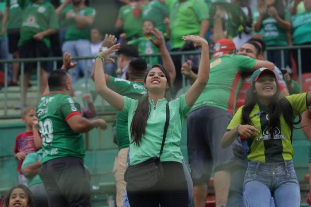 Aficionadas del Marathón festejando un gol contra el Real España en el Yankel.