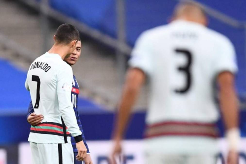 Luego de varias sonrisas, Cristiano Ronaldo tuvo el enorme gesto de tomarse el tiempo de abrazar y conversar por unos minutos con Mbappé.