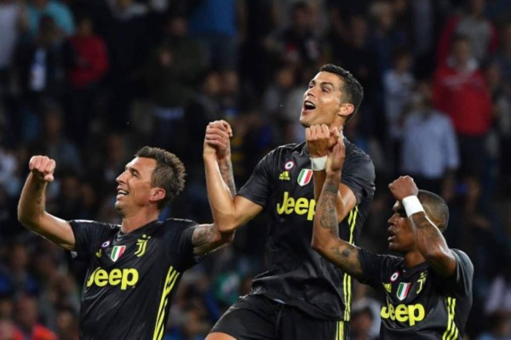 Tras el final del partido, Cristiano Ronaldo junto a sus compañeros se fueron a festejar con sus aficionados la victoria de 1-2 que lograron frente al Parma.