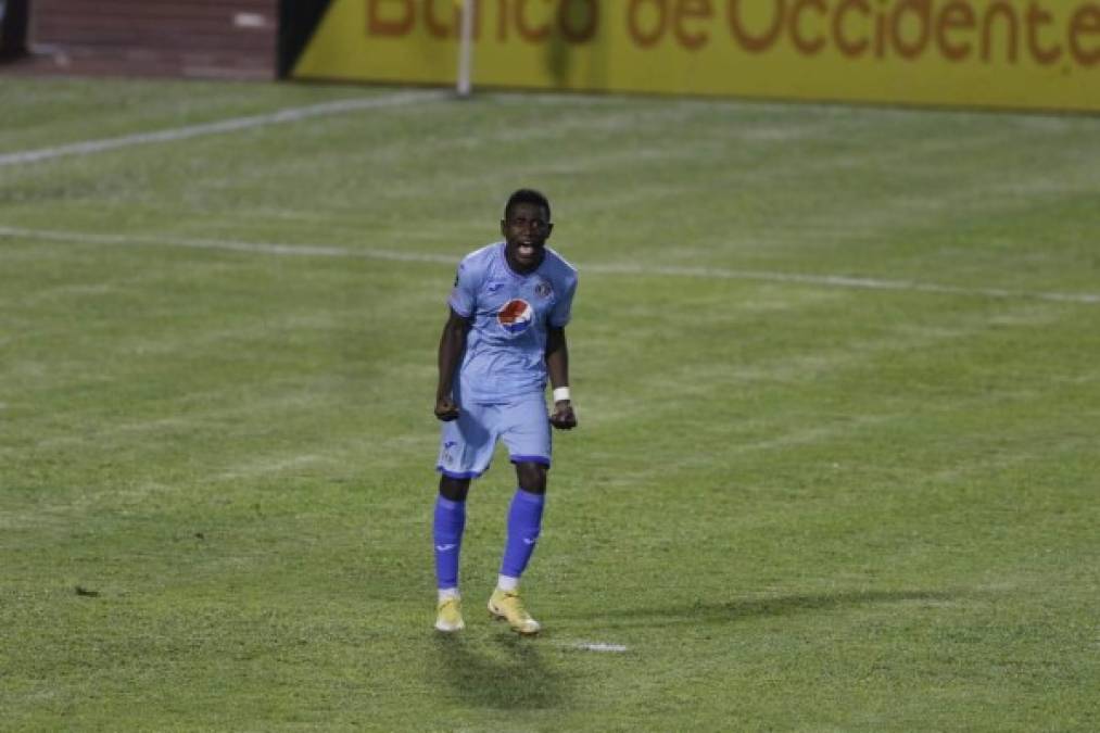 El defensa motagüense Wesly Decas celebrando su gol en la tanda de penales ante Real España.