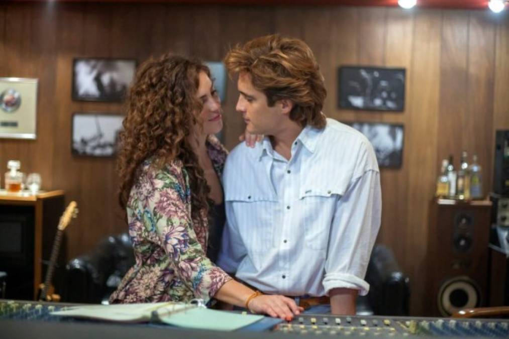 En esta imagen, de una de las escenas, se ve a la actriz Paulina Dávila interpretando el papel de la primera novia de Luis Miguel, y a Diego Boneta ya en su caracterización.