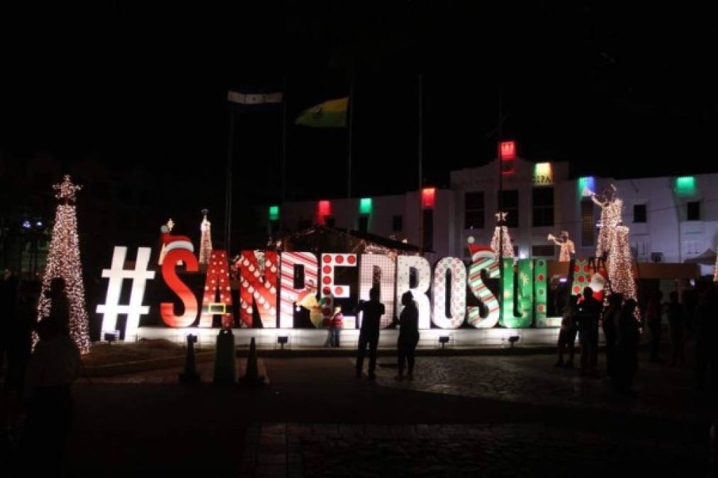 El parque central de San Pedro Sula también se ha revestido con la magia de la Navidad con hermosas decoraciones.