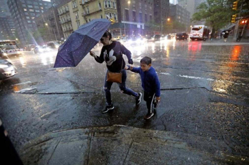 Según la cadena ABC, más de medio millón de personas permanecen sin electricidad tras el impacto de las fuertes tormentas en la costa este de EEUU.