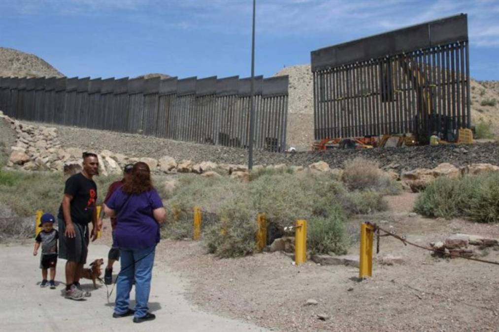 'La gente está trayendo niños y están muriendo en el desierto, probablemente un muro detenga eso', agrega el veterano combatiente, que declina revelar cuánto dinero se ha invertido para edificarla.