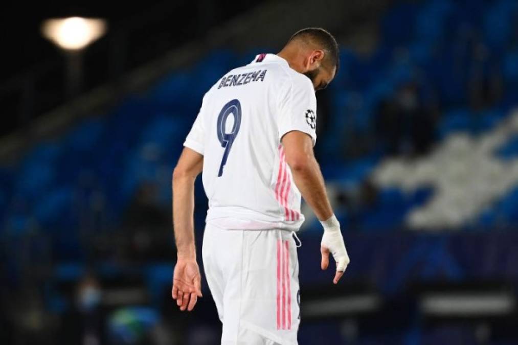 Así se marchó Benzema al final del partido.