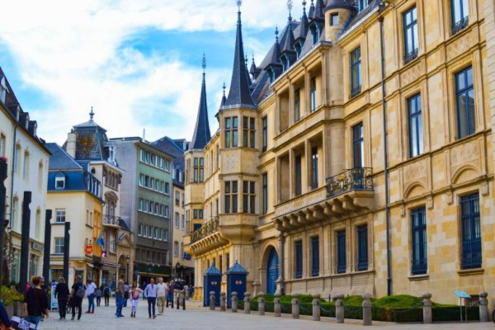 Luxemburgo (5) <br/><br/>Ideal para visitar por sus castillos medievales y bosques rocosos, este es otro de los países europeos que recibe con los brazos abiertos a los turistas hondureños. <br/><br/>Luxemburgo es un pequeño país, pero poderoso en la diplomacia internacional, actualmente ocupa la posición número 5 de los países con el pasaporte más poderoso del mundo.