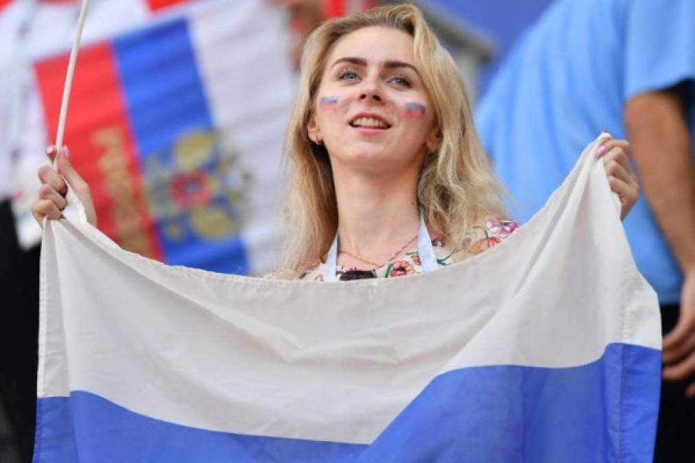 Las rusas engalanaron con su belleza las gradas del Samara Stadium. Foto AFP