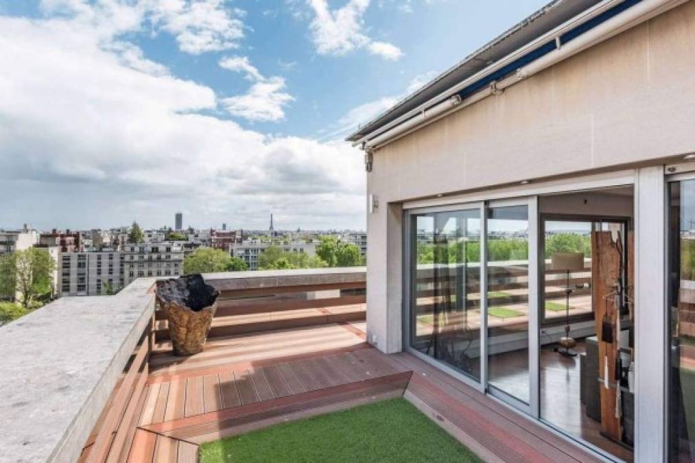 El nuevo domicilio de Messi y su familia cuenta con dos pisos de más de 300 metros cuadrados de espacio habitable, con cuatro dormitorios y un pequeño jardín.