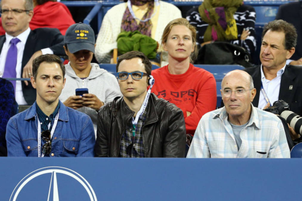 Jim Parsons, conocido por su papel de Sheldon Cooper en la serie The Big Bang Theory, en primera fila.