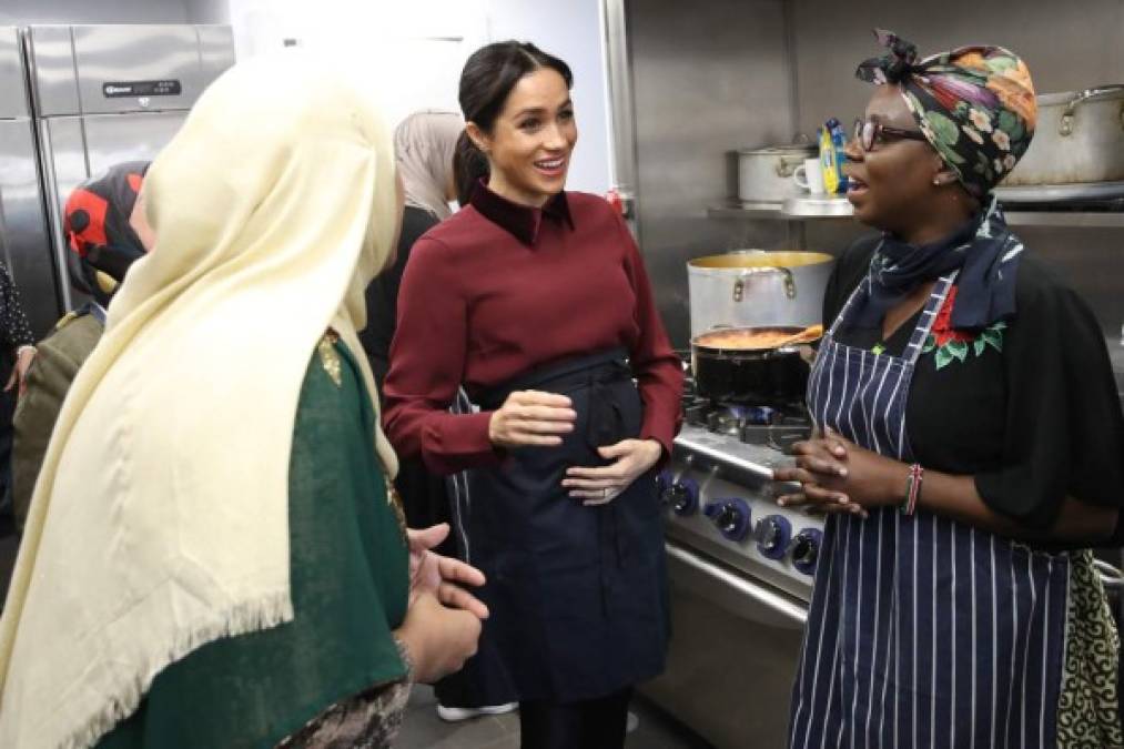 Meghan compartió con las mujeres, a quienes ayudó preparando 200 platos de comida que estaban destinadas a grupos locales, incluidos hogares de ancianos, para personas sin hogar y refugios para mujeres.