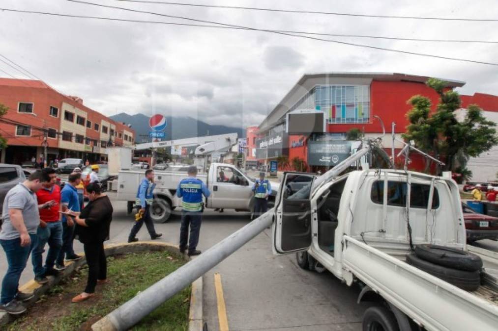 Cámaras de seguridad captaron al vehículo pesado transitar por el bulevar Roberto Micheletti con la caja en alto, la cual se llevó de encuentro varios cables del tendido eléctrico ubicado frente a la entrada principal de la colonia Jardines del Valle.