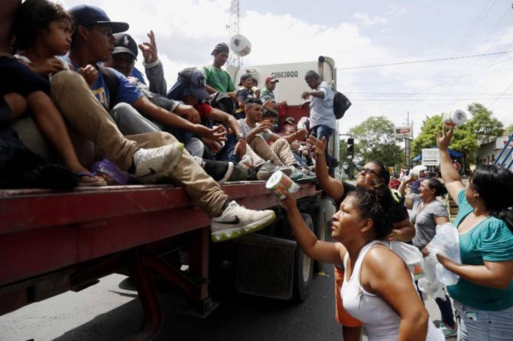 Pobladores de Teculután regalaron comida y papel higiénico a los migrantes que recorrieron su comunidad.