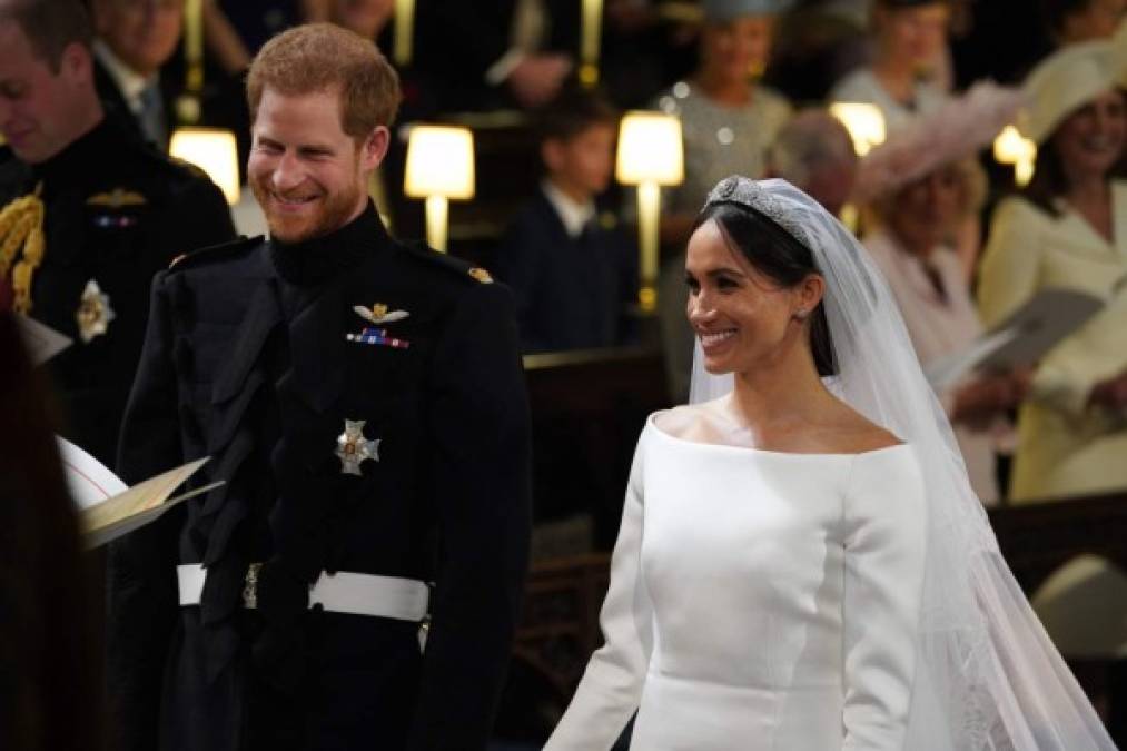 La comparación de los vestidos se viralizó en redes sociales donde la mayoría de los usuarios coincidieron sobre el enorme parecido entre los diseños mientras que otros se decantaron por el de la exactriz. 'El de Meghan es mucho más bonito', escribió otra usuaria de Twitter.