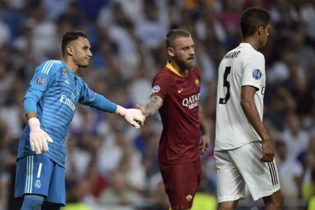 El portero Keylor Navas se gastó un buen partido e inclusive fue felicitado por sus rivales. Momento en que el centrocampista Daniele De Rossi, excampeón del mundo con Italia, felicitaba al tico.