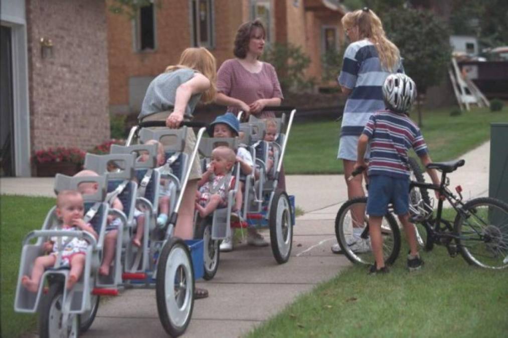 La familia McCaughey llenaron los titulares de todo el mundo cuando en 1997 hicieron historia al traer al mundo a cuatro varones y tres niñas.