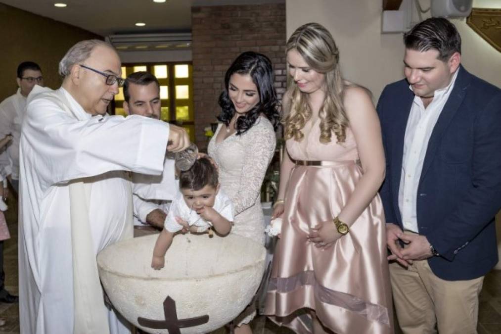 El padre Fernando Ibáñez mientras bautizaba al nuevo hijo de Dios.