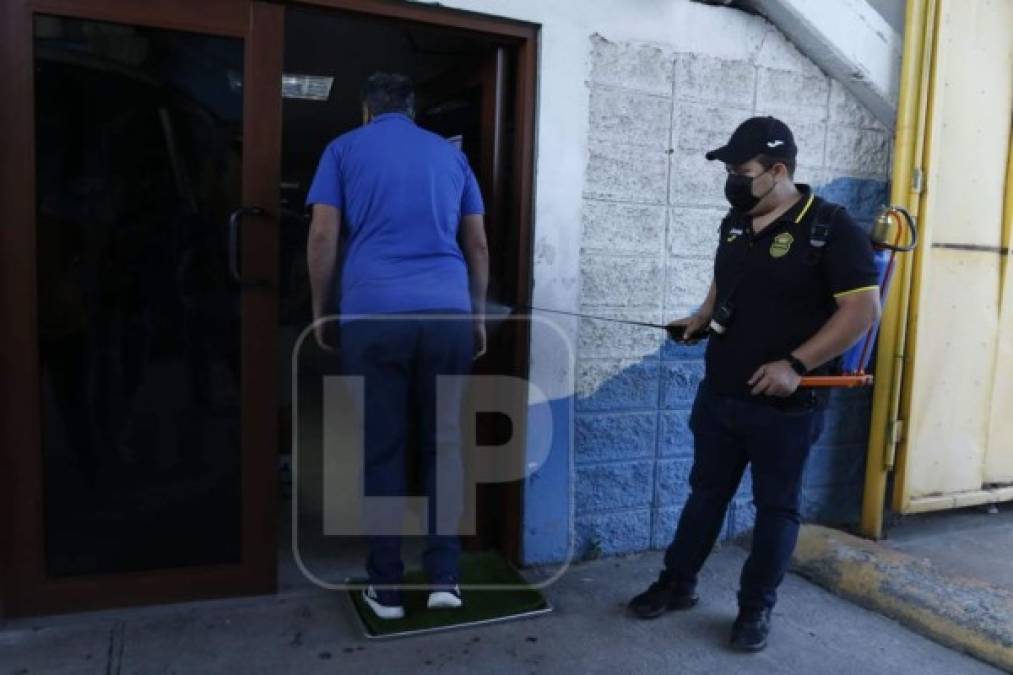 El entrenador argentino del Motagua fue sanitizado antes de entrar al inmueble.