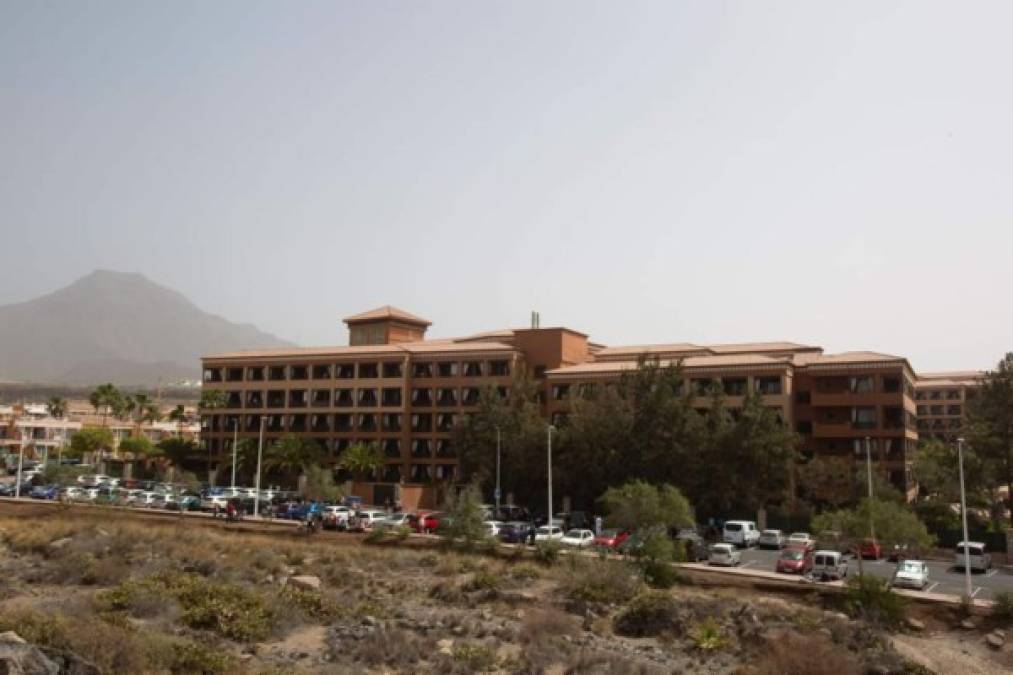 La imagen muestra una vista general del Hotel H10 Costa Adeje Palace en La Caleta.