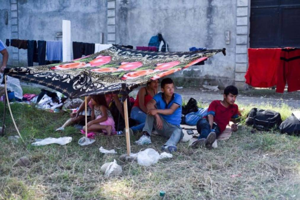 'Le están mintiendo al pueblo. No confiamos porque son mentirosos, por decirlo así, a los hondureños casi nadie los apoya', afirmó a Efe Alejandro Flores, un adolescente de 17 años que viaja solo porque está amenazado de muerte por las mismas pandillas que asesinaron a su padre.