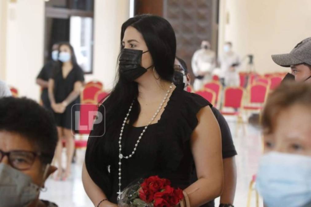 Zoé María Herrera durante la misa en la capilla San Judas Tadeo.