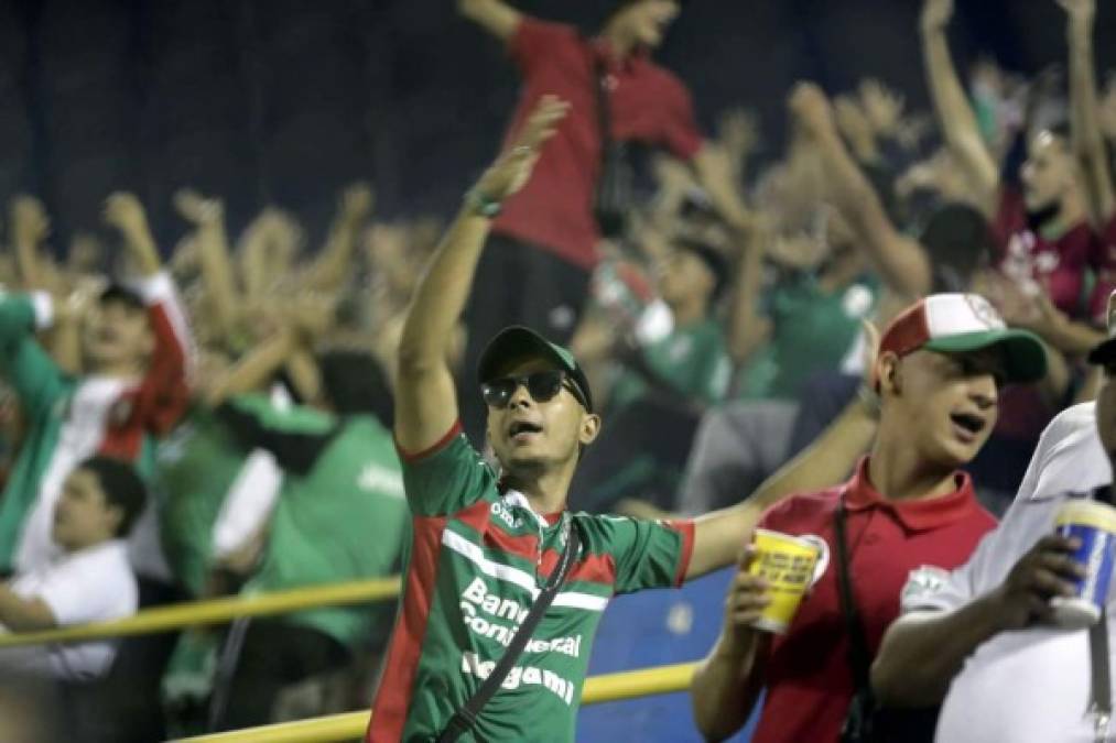 Los aficionados del Marathón también se hicieron presentes en el estadio Morazán.