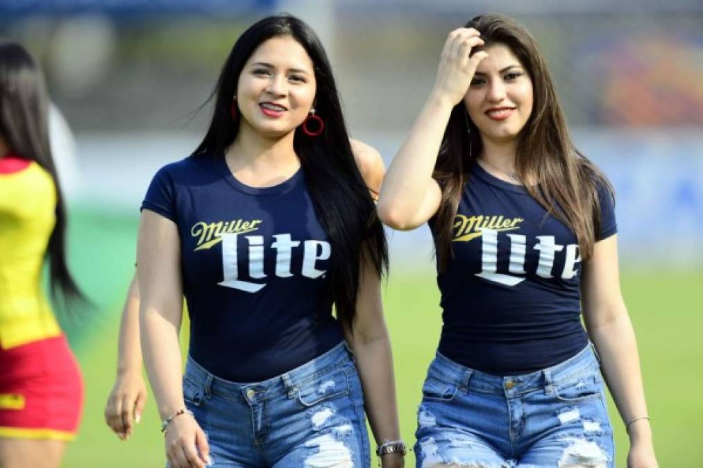 Dos bellas edecanes que se pasearon por la cancha del estadio Yankel Rosenthal.