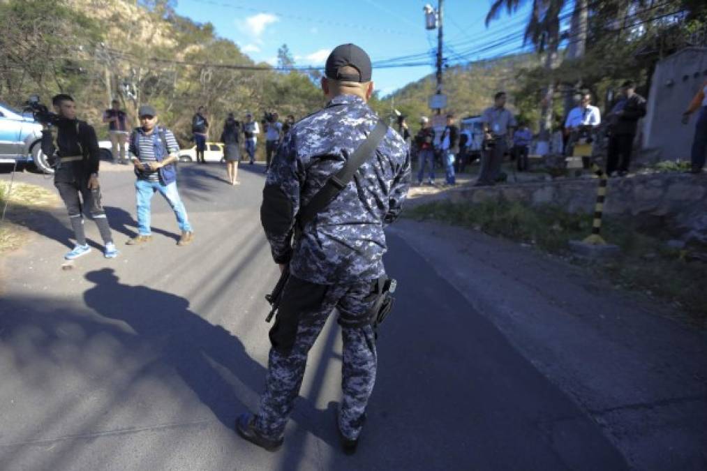 TG35. TEGUCIGALPA (HONDURAS), 28/02/2018.- Militares hondureños impiden el acceso a la prensa al complejo residencial donde se mantiene retenida a la ex primera dama de Honduras Rosa Elena Bonilla, esposa del expresidente hondureño Porfirio Lobo (2010-2014), hoy, miércoles 28 de febrero de 2018, en Tegucigalpa (Honduras). Rosa Elena Bonilla, esposa del expresidente hondureño Porfirio Lobo (2010-2014), fue capturada hoy por elementos de la Agencia Técnica de Investigación Criminal (ATIC) en Tegucigalpa por un presunto caso de corrupción. EFE/Gustavo Amador