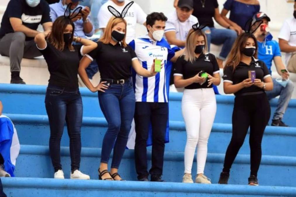 Este afortunado aficionado no perdió la oportunidad de tomarse una fotografía con las conejitas.