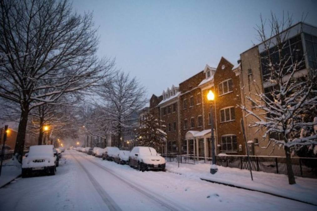 La tormenta provocó la cancelación de cientos de vuelos en los aeropuertos de Dulles y Washington durante el fin de semana.