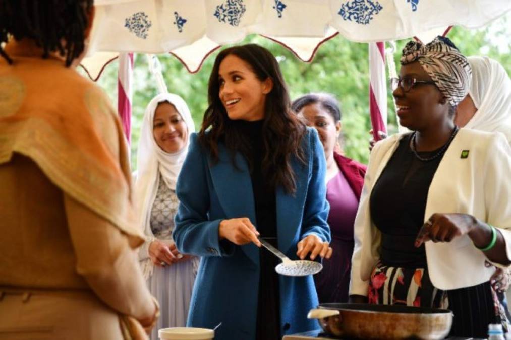 'Hace poco me mudé a Londres y esta cocina me cautivó de inmediato, su calidez y amabilidad... En un nivel personal, me siento tan orgullosa de vivir en esta ciudad que puede tener tanta diversidad. Hay 12 países representados en este grupo de mujeres. Es bastante excepcional ' continuó la ex actriz.<br/>