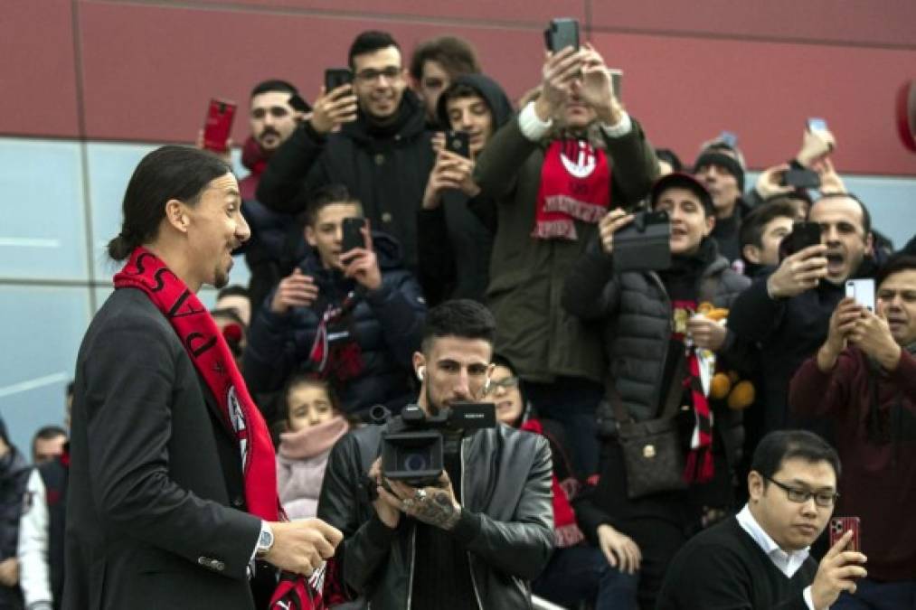 Todos querían una foto de Ibrahimovic en su presentación.