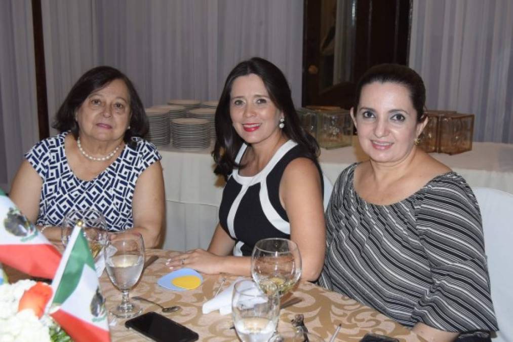 Carmen Urbina, Indira Bueso y Sherly Paz.