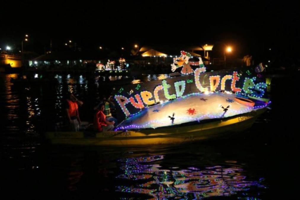 Cientos de turistas disfrutaron de la espectacular Noche Veneciana en el Malecón Puerto Caballos de Puerto Cortés como parte de la Feria Agostina.