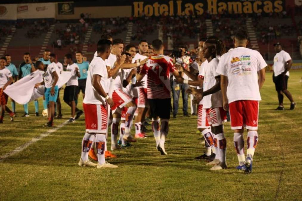 La plantilla del Vida tuvo un gesto especial con su guardameta Ricardo Canales en conmemoración de su partido 414 en la Liga Nacional de Honduras. <br/><br/>Previo al inicio del juego sus compañeros saltaron antes al terreno de las acciones para hacerle un pasillo especial entre aplausos y halagos que se escucharon en todo el estadio Municipal Ceibeño. <br/><br/>Con este encuentro ante los Tocoeños por la jornada 5 del Torneo Apertura 2019, el 'Gato' Canales superó a Noel Valladares como el arquero activo con más partidos disputados en la Liga Nacional.