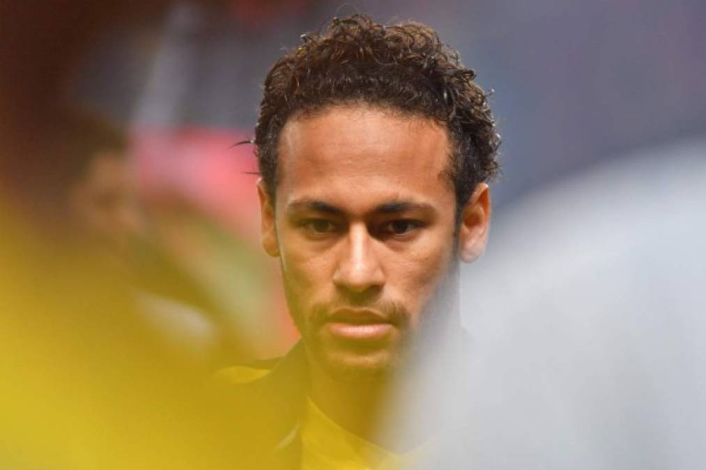 Paris Saint-Germain's Brazilian forward Neymar prior to the French League Cup football semi-final match between Rennes and Paris Saint-Germain at the Roazhon Park stadium in Rennes on January 30, 2018. / AFP PHOTO / LOIC VENANCE